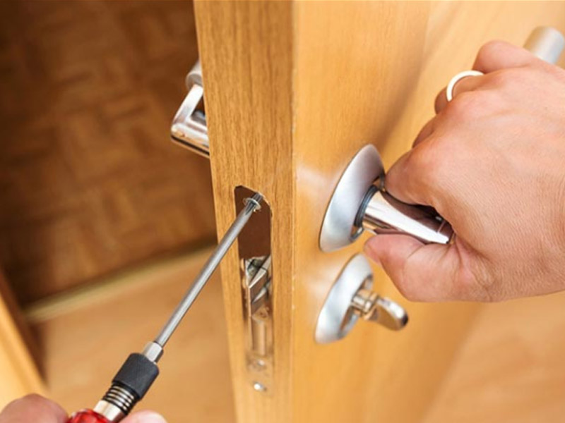 tecnico-reparo-conserto-piquete-fechadura-porta-trancado